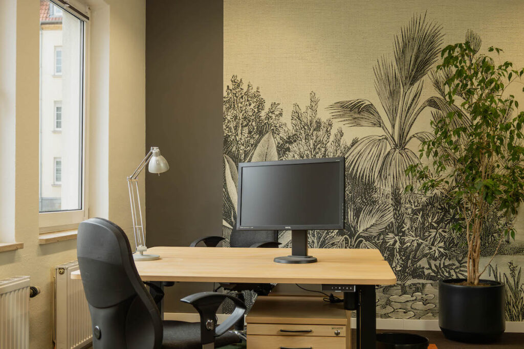 Dieser moderne Coworking-Arbeitsplatz bietet optimale Voraussetzungen für konzentriertes und produktives Arbeiten. Der ergonomische Schreibtisch sorgt für eine bequeme Haltung.