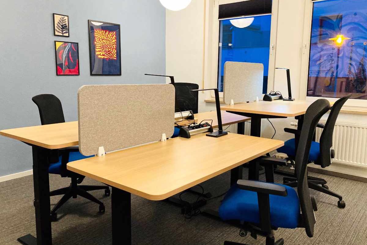 Im Studio Delta Coworking findest du flexible Arbeitsplätze mit Sitz- und Stehtischen. So kannst du deine Arbeitshaltung nach deinen Bedürfnissen anpassen und den ganzen Tag über aktiv und gesund bleiben.