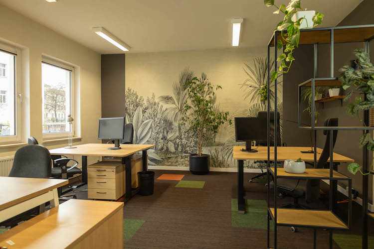 Moderner und inspirierender Coworking-Raum im Studio Delta mit ergonomischen Arbeitsplätzen, viel Tageslicht und kreativer Atmosphäre. 