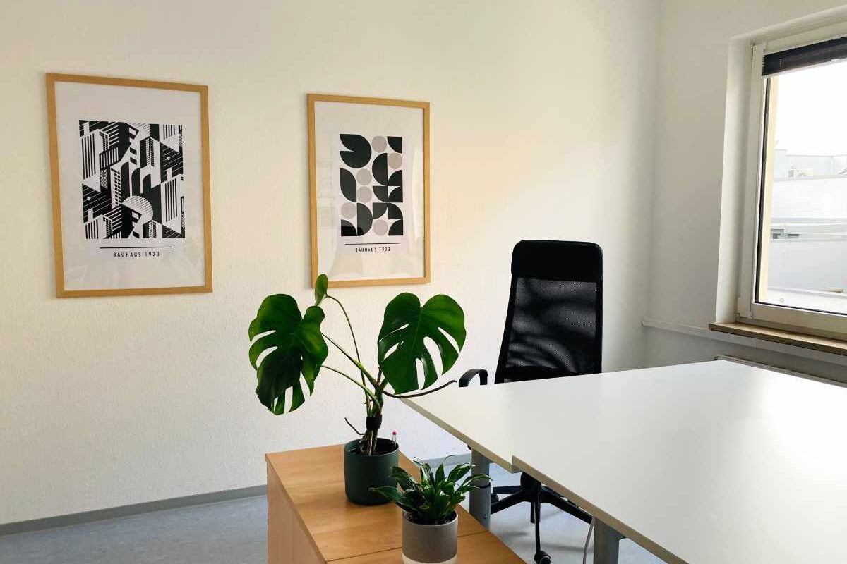 Ruhiges Einzelbüro für konzentriertes Arbeiten in stilvoller Atmosphäre und mit ergonomischem Arbeitsplatz.